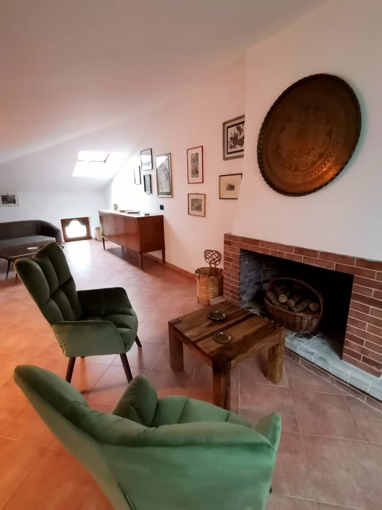 Attico Casale Donna Mita con camino