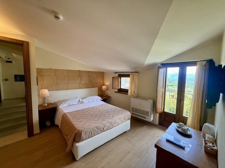 Camera 303 Achillea Mamma Peppina