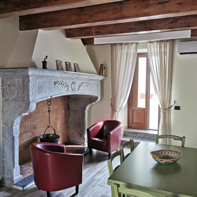 Sala con camino dimora Zia Dora - Foto Marilena Di Vito