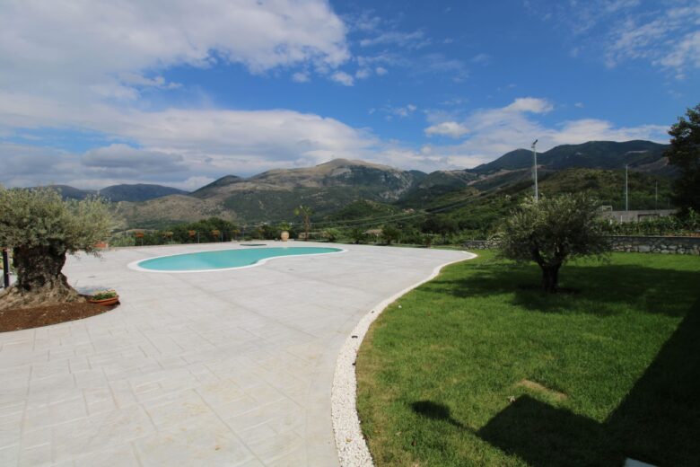 Esterno Casale Donna Mita