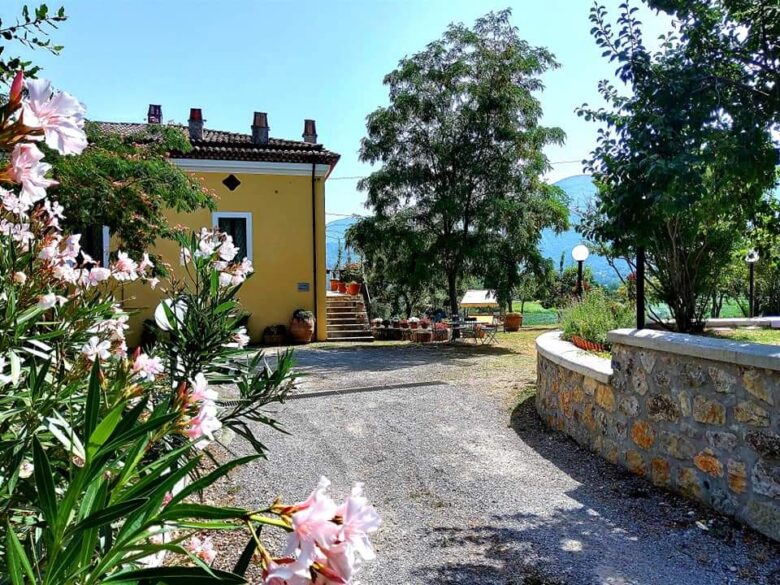 Esterno Casale Donna Mita