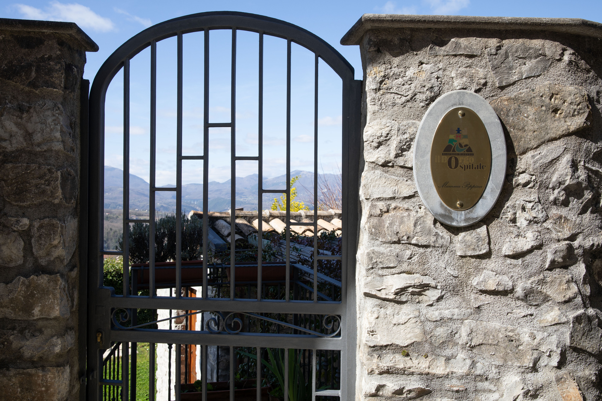 Ingresso del giardino della dimora Mamma Peppina