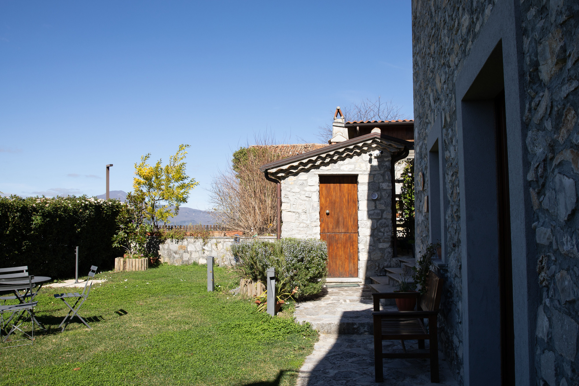 Particolare del giardino della dimora Mamma Peppina