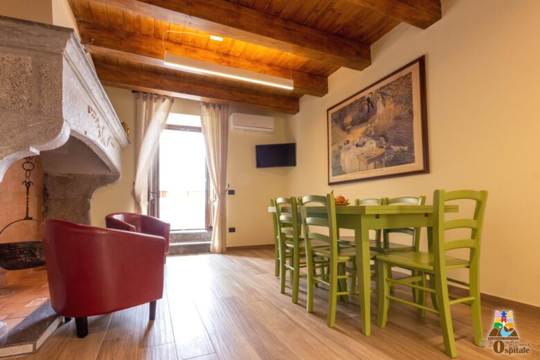 Sala con camino dimora Zia Dora