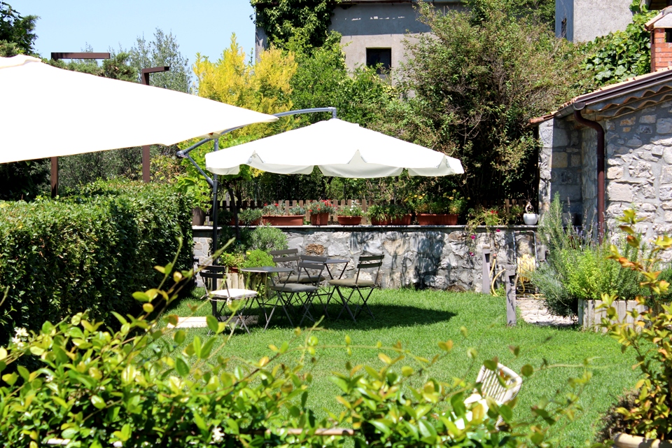 Mamma Peppina, particolare giardino