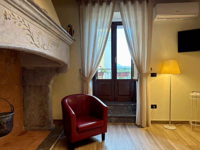 Sala con camino dimora Zia Dora