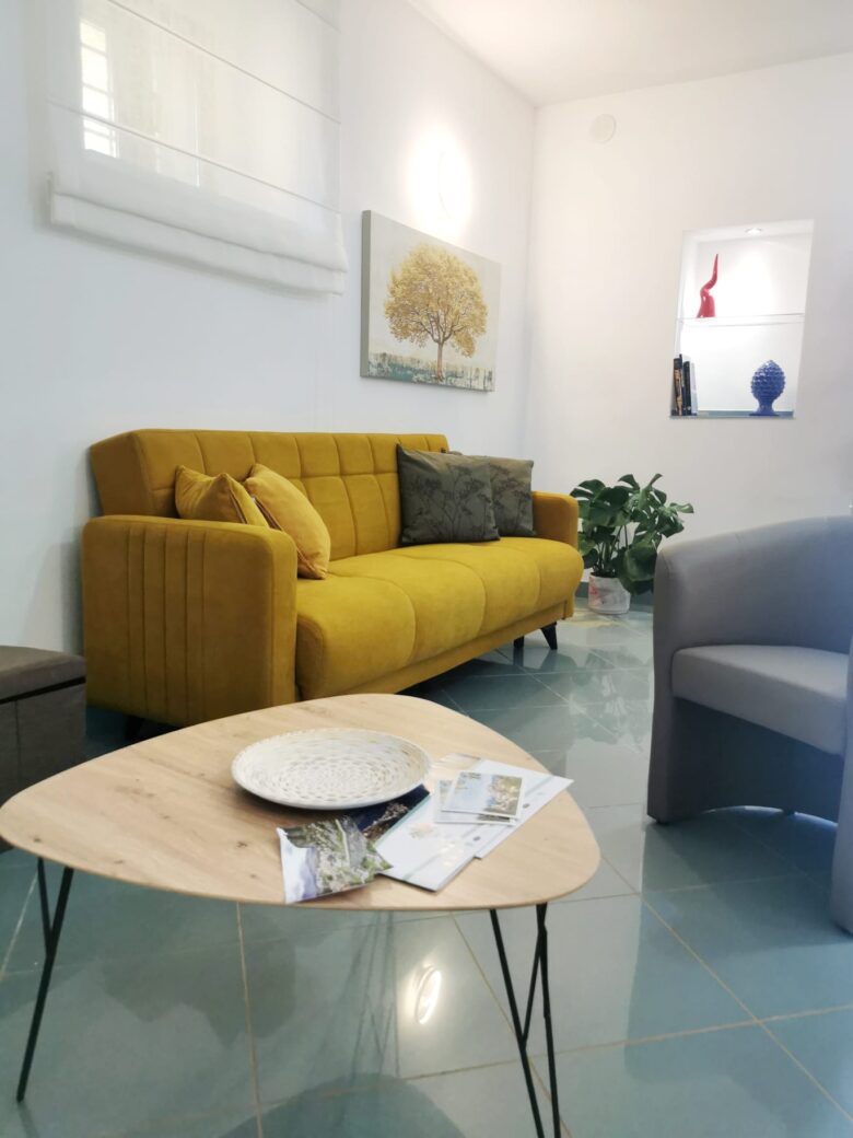 Salottino piano terra Casale Donna Mita