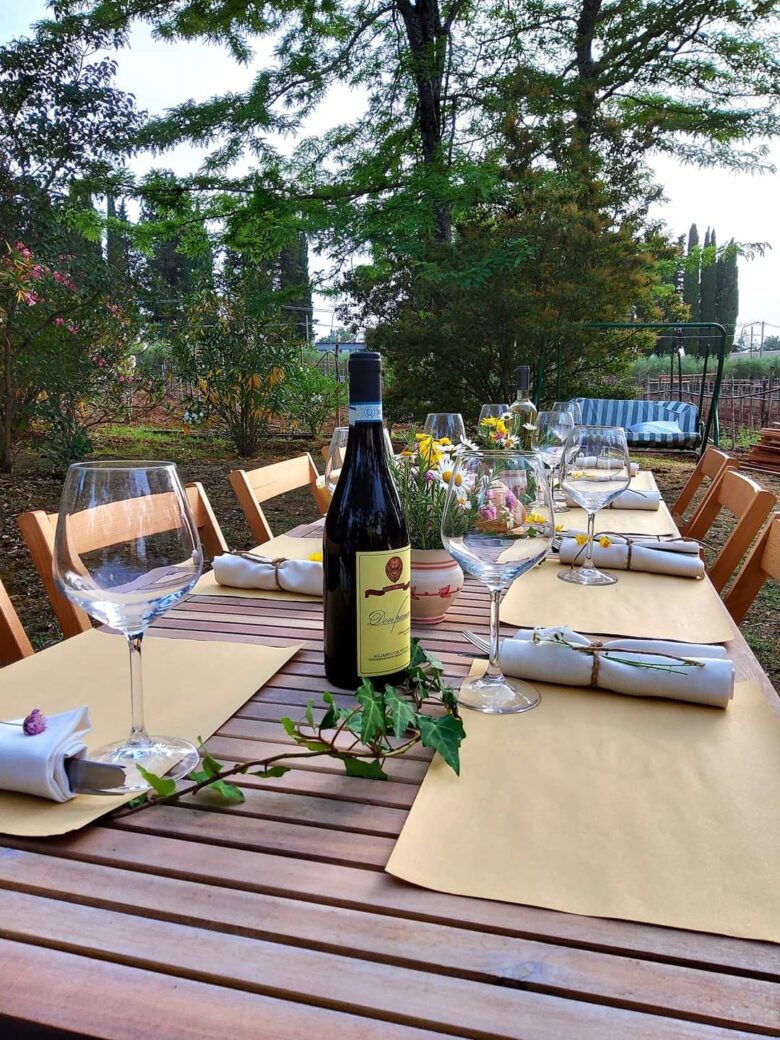 Tavola apparecchiata nel giardino del Casale Donna Mita