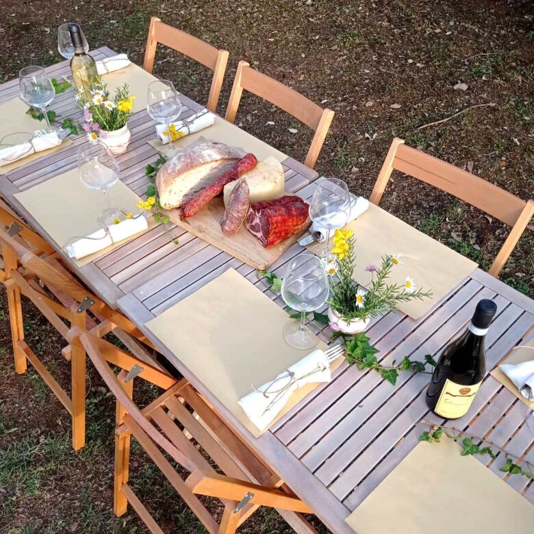 Tavola imbandita del Casale Donna Mita