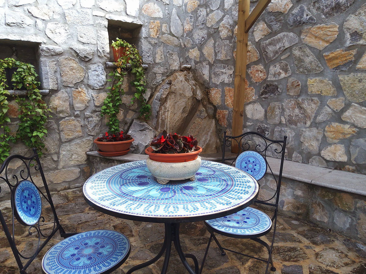 Tavolo in ferro battuto nel giardino di Mamma Pappina