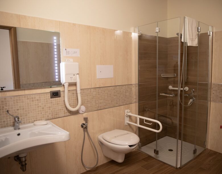 Bagno accessibile con doccia della Camera 101 Zimbari Hotel Sant'Anna Borgo Ospitale Rotonda