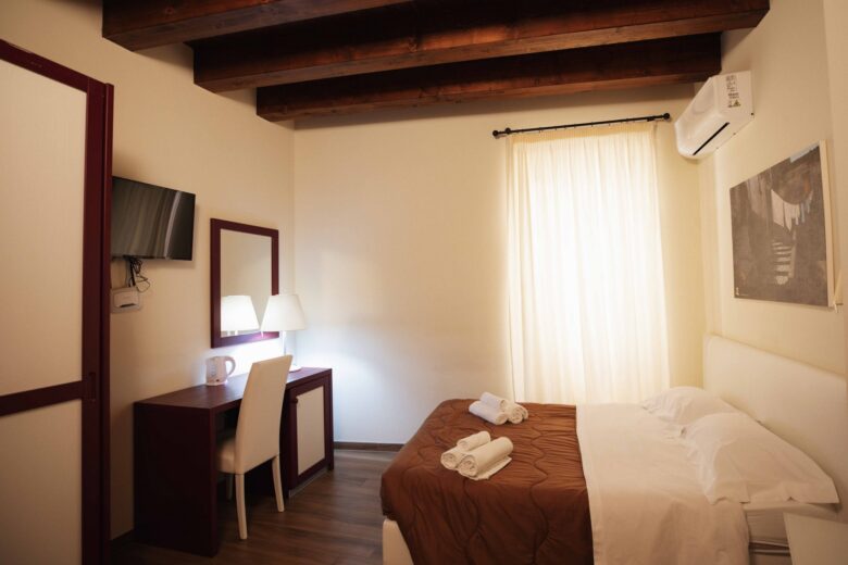 Camera 101 Zimbari con scrivania TV e finestra Hotel Sant'Anna Borgo Ospitale Rotonda