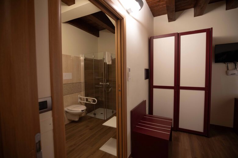 Ingresso della Camera 101 Zimbari con corridoio e accesso al bagno – Hotel Sant'Anna Rotonda