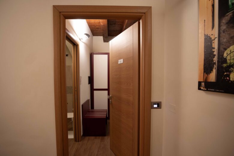 Ingresso della Camera 101 Zimbari con bagno accessibile e guardaroba – Hotel Sant'Anna Rotonda