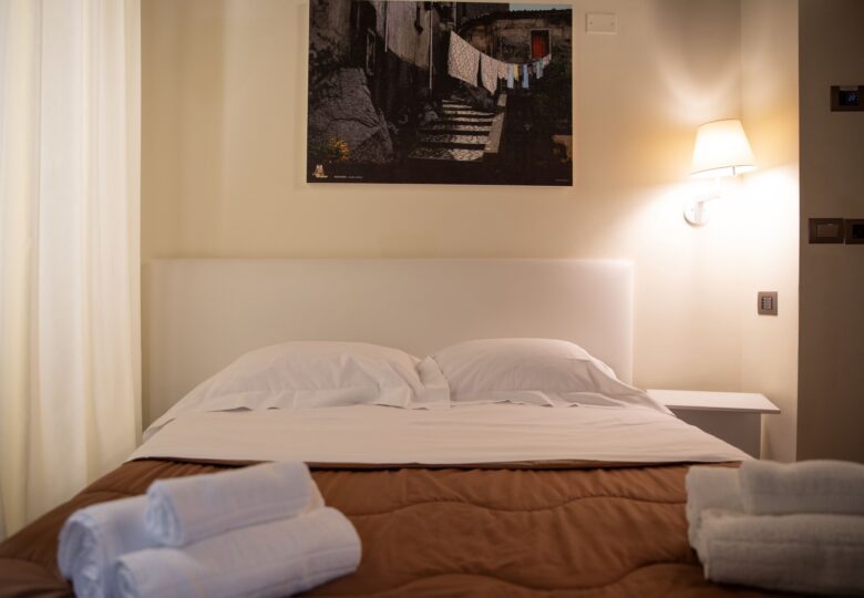 Letto francese della Camera 101 Zimbari Hotel Sant'Anna Borgo Ospitale Rotonda