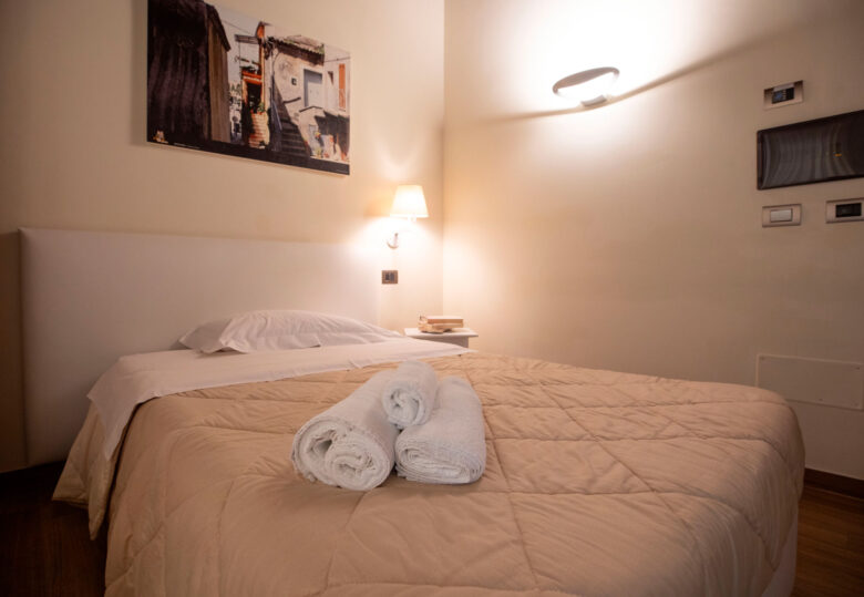 Camera 102, particolare del letto - Foto Marilena Di Vito