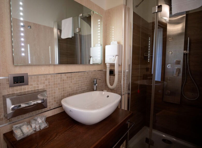 Particolari del bagno camera 103 Hotel Sant'Anna - Foto Marilena Di Vito