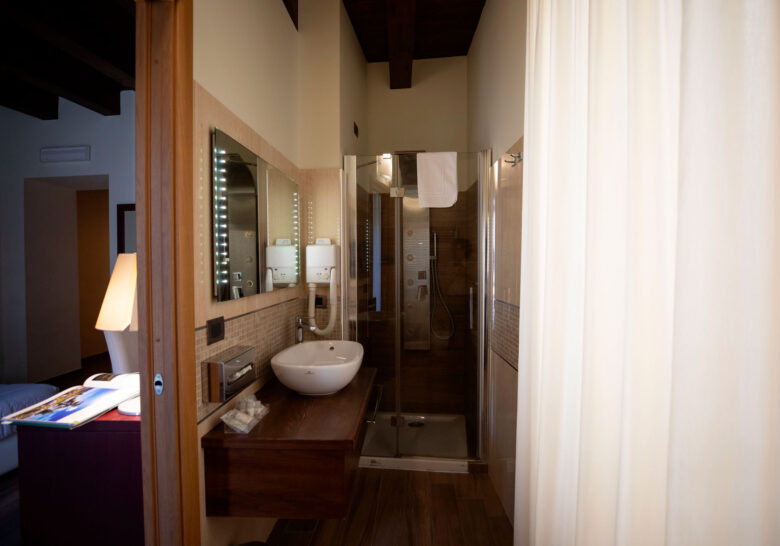 Particolari del bagno camera 103 Hotel Sant'Anna - Foto Marilena Di Vito