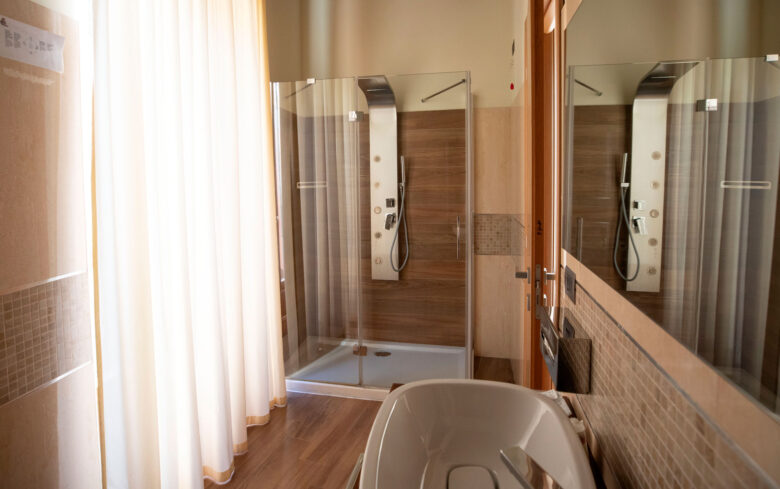 Dettagli bagno camera 203, letto - Foto Marilena Di Vito