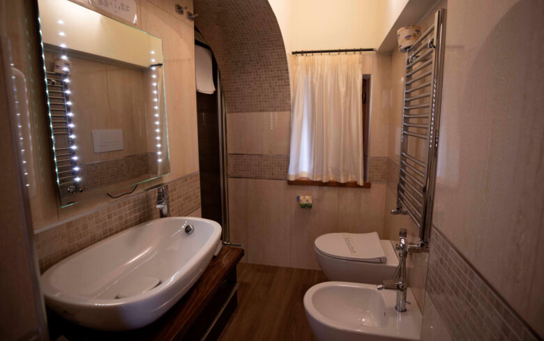 Bagno camera 205, letto - Foto Marilena Di Vito