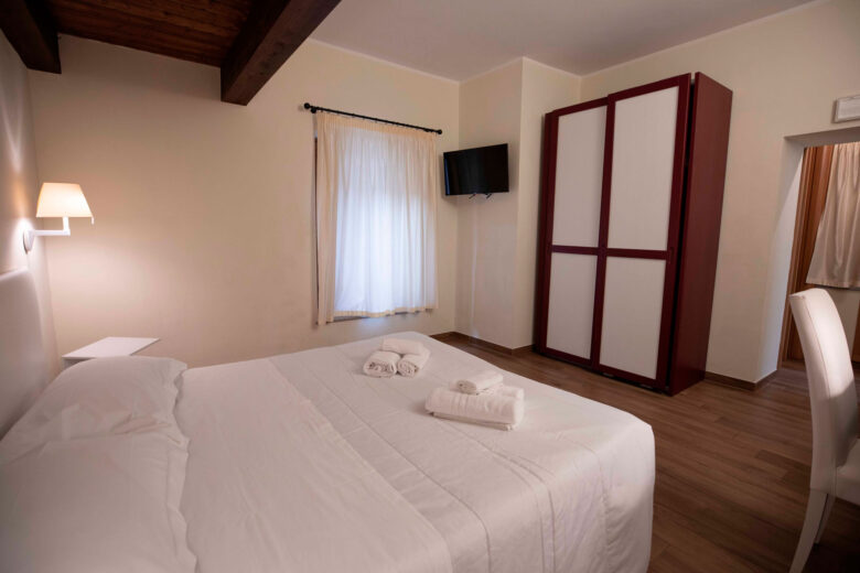 Armadio e letto della camera 205 Sant'Anna - Foto Marilena Di Vito