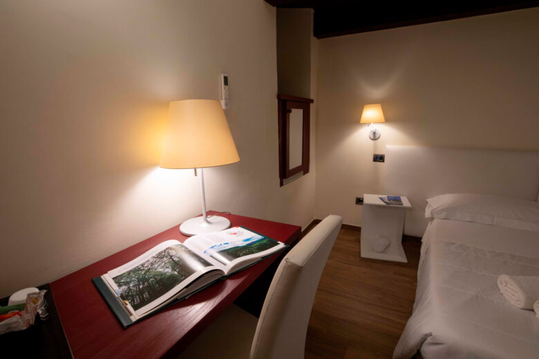 Camera 205, dettagli scrivania - Foto Marilena Di Vito