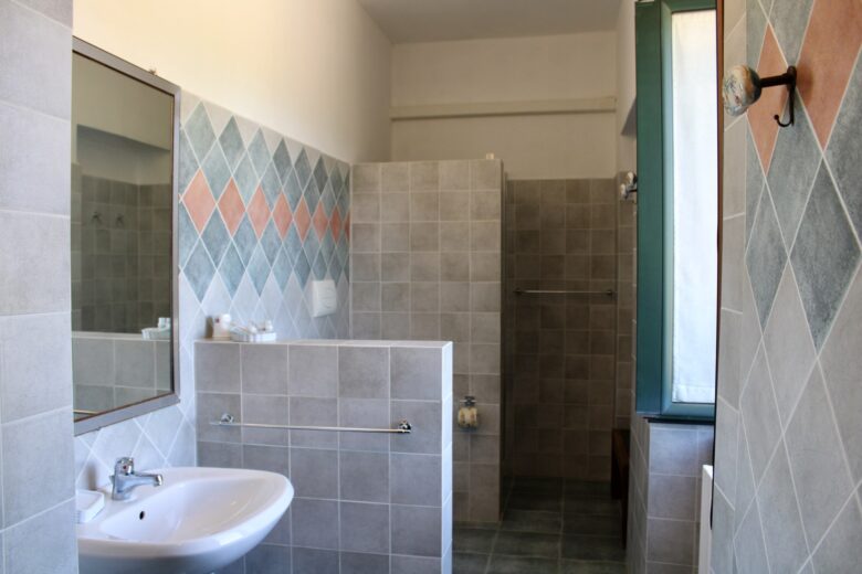 Bagno con doccia del Casale Donna Mita a Rotonda