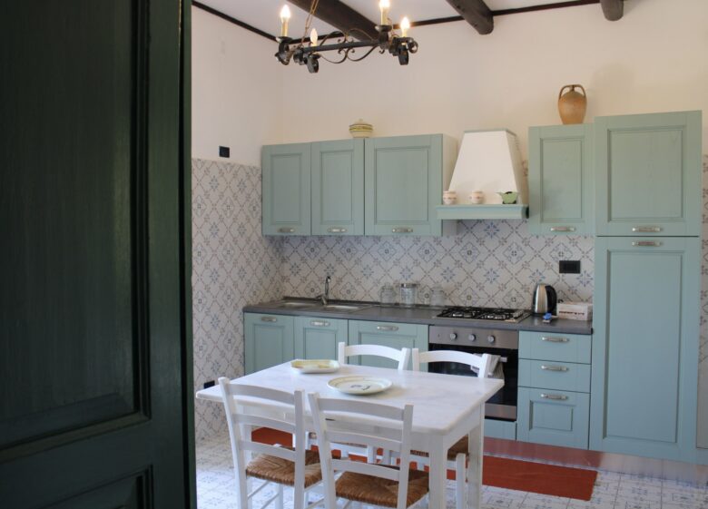 Cucina azzurra del Casale Donna Mita a Rotonda