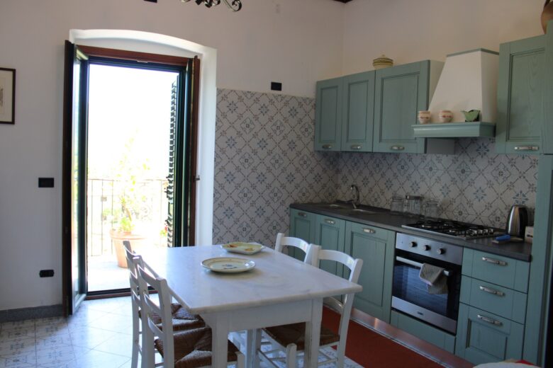 Cucina con vista esterna del Casale Donna Mita a Rotonda