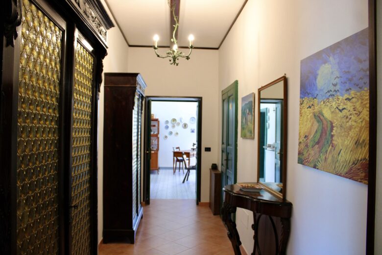 Ingresso interno del Casale Donna Mita a Rotonda con arredi tradizionali