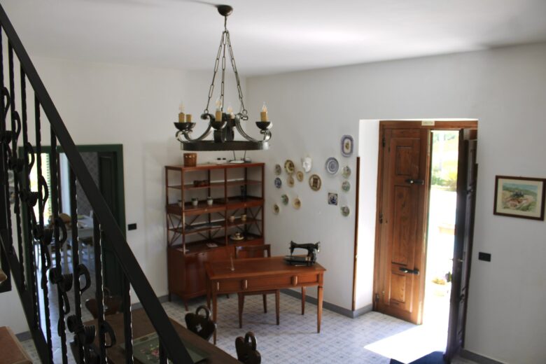 Ingresso e salotto del Casale Donna Mita a Rotonda