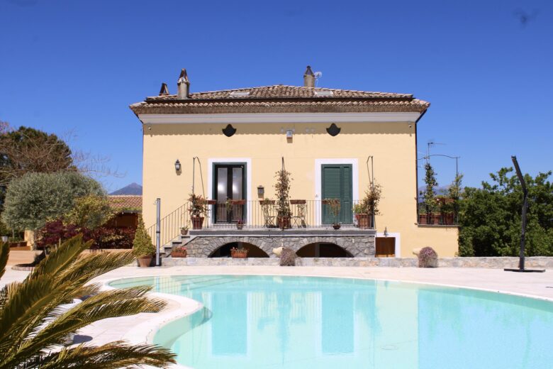 Piscina del Casale Donna Mita a Rotonda con vista sul casale