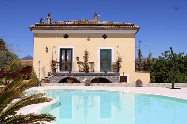 Piscina e facciata del Casale Donna Mita a Rotonda
