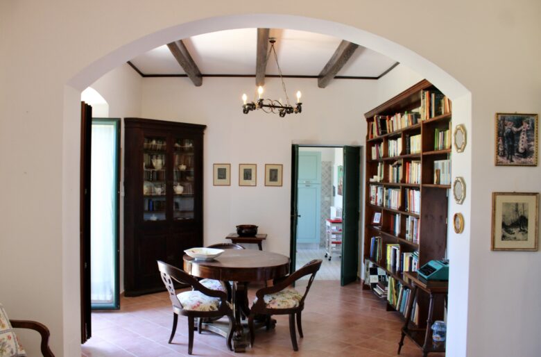 Sala pranzo con libreria del Casale Donna Mita a Rotonda