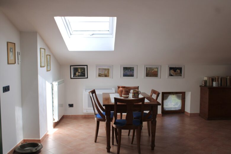 Sala pranzo mansardata del Casale Donna Mita a Rotonda