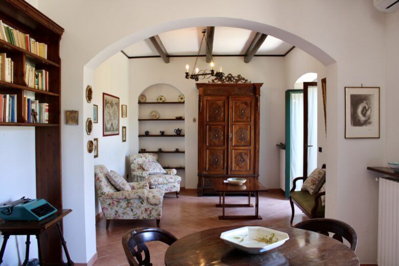 Salotto con libreria del Casale Donna Mita a Rotonda