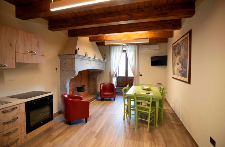 Sala con camino dimora Zia Dora