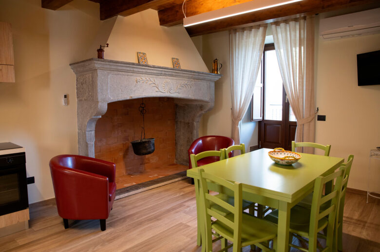 Sala con camino dimora Zia Dora - Foto Marilena Di Vito