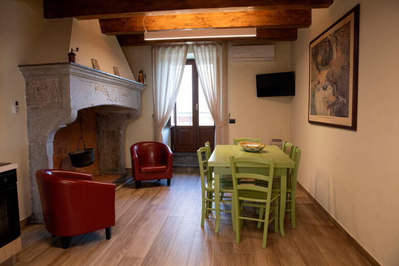 Sala con camino dimora Zia Dora - Foto Marilena Di Vito