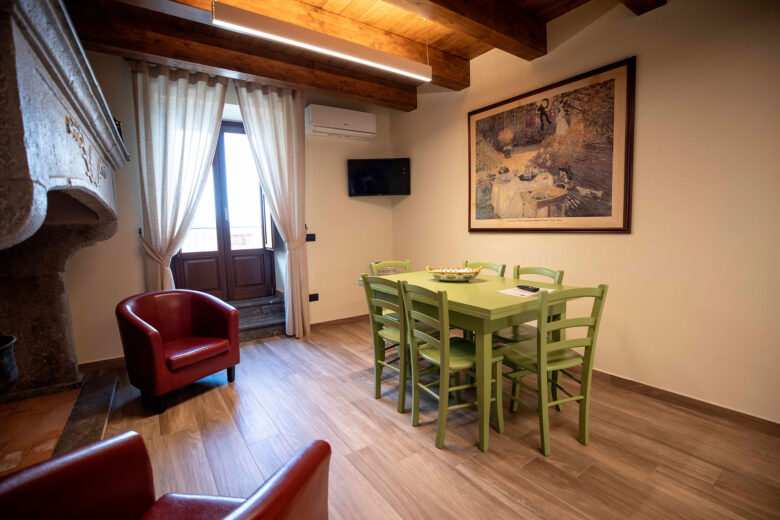 Sala con camino dimora Zia Dora - Foto Marilena Di Vito