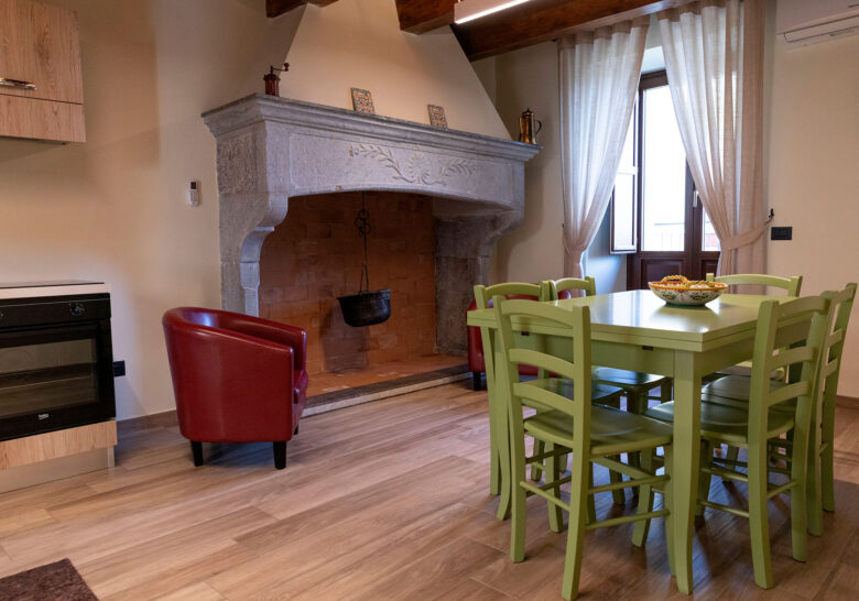 Sala con camino dimora Zia Dora - Foto Marilena Di Vito