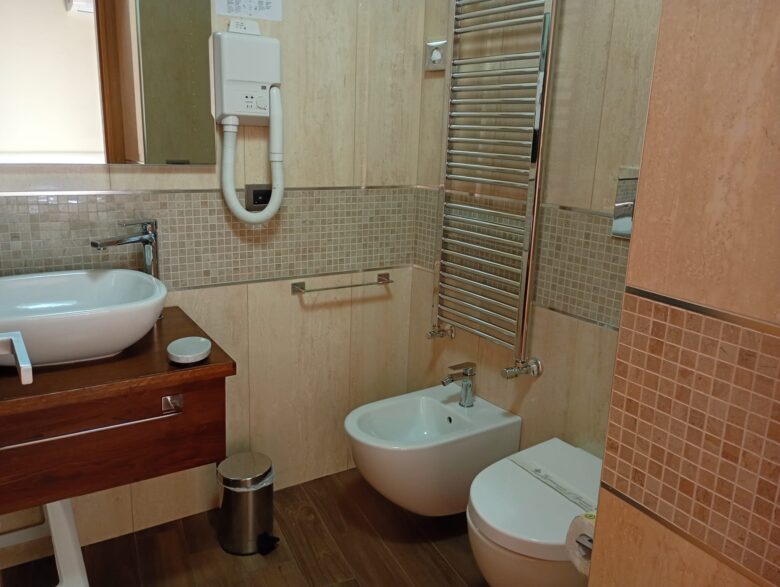 Particolare bagno camera 202